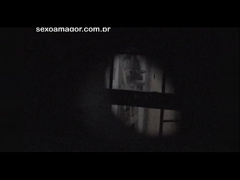 ❤️ ブロンドが空洞のレンガの後ろに隠れた近所の盗撮犯に密かにビデオ撮影される ❤️❌ 美女ポルノ ❌️